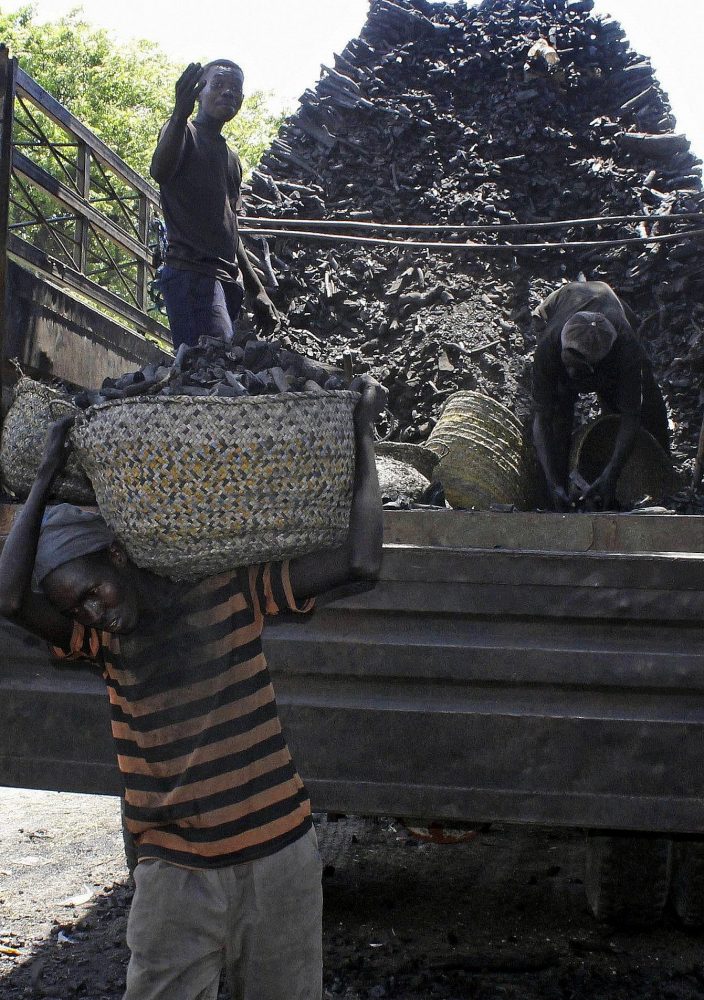 En esta foto de archivo del 30 de octubre de 2012, los porteadores somalíes descargan carbón vegetal de un camión en un mercado de carbón vegetal en Mogadiscio, Somalia. (Foto AP / Farah Abdi Warsameh)