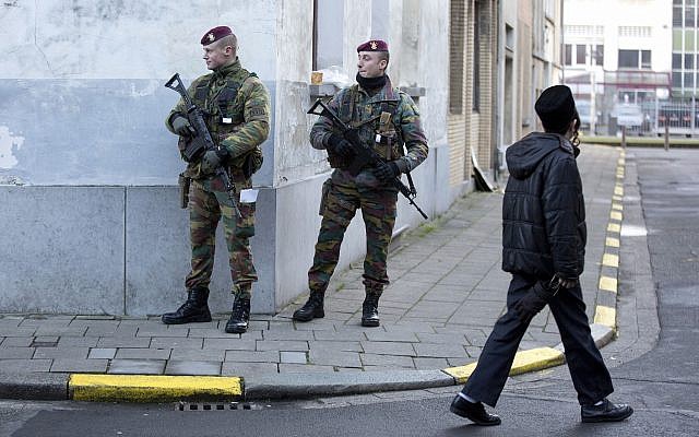 Los para-comandos belgas patrullan cerca de una sinagoga en el centro de Amberes, Bélgica, el sábado 17 de enero de 2015. (Foto AP / Virginia Mayo)