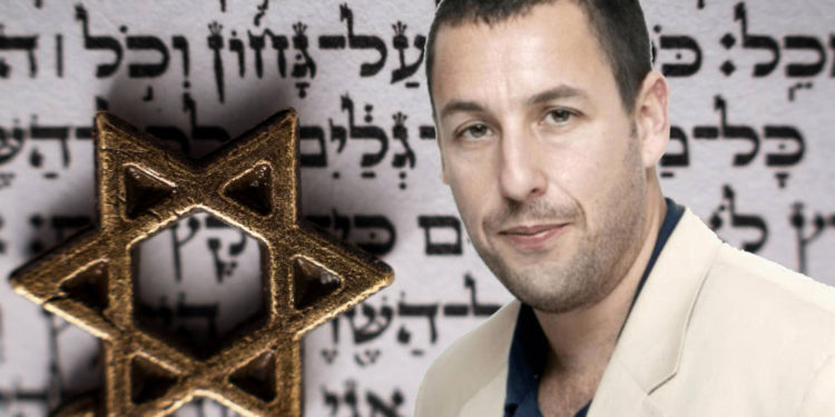 Adam Sandler canta la Bendición de la Torá por Bar Mitzvá junto a Howard Stern durante programa radial