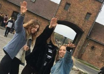 Adolescentes polacas publicaron una foto del saludo nazi en Auschwitz