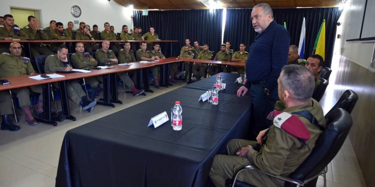 En señal de guerra, Liberman exhorta al gabinete a aprobar un “serio golpe” a Hamas en Gaza