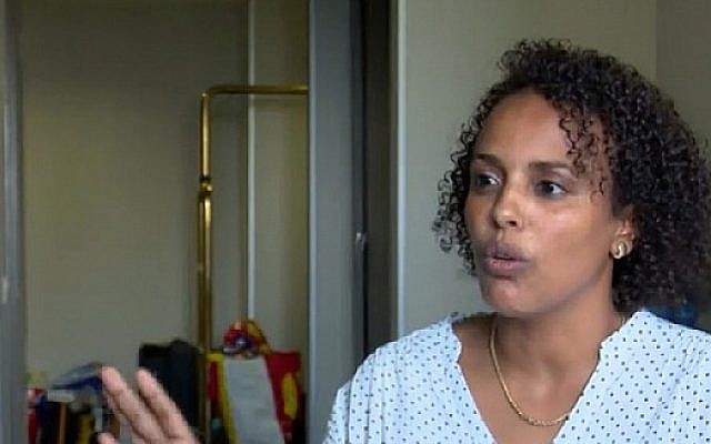 Captura de pantalla del video de Miri Tamano, hablando del cohete palestino que golpeó su casa en Beersheba, el 18 de octubre de 2018. (Noticias Hdashot)