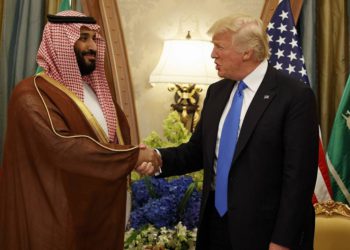 En esta foto de archivo del 20 de mayo de 2017, el presidente Donald Trump le da la mano al Diputado del Reino, Príncipe Heredero de Arabia Saudita y ministro de Defensa Mohammed bin Salman en Riad. (Foto AP / Evan Vucci)