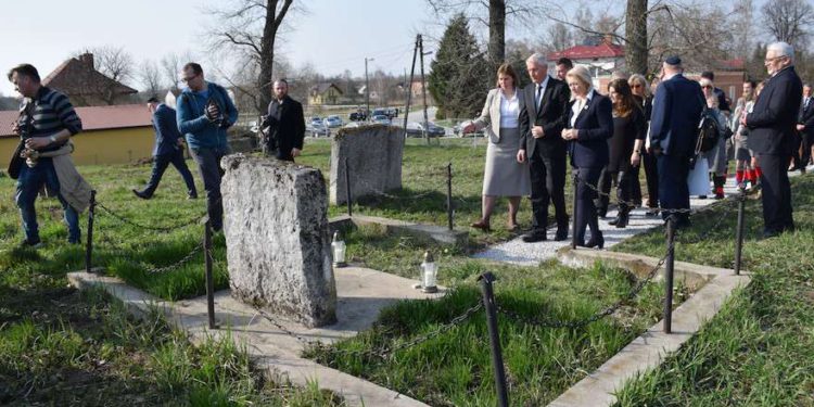 Instituto del Holocausto detiene formación de guías a Polonia por su ley de retórica