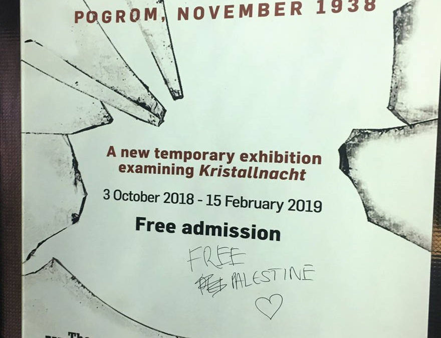 Garabato en anuncio educativo sobre el Holocausto en Londres dice: “Palestina Libre”