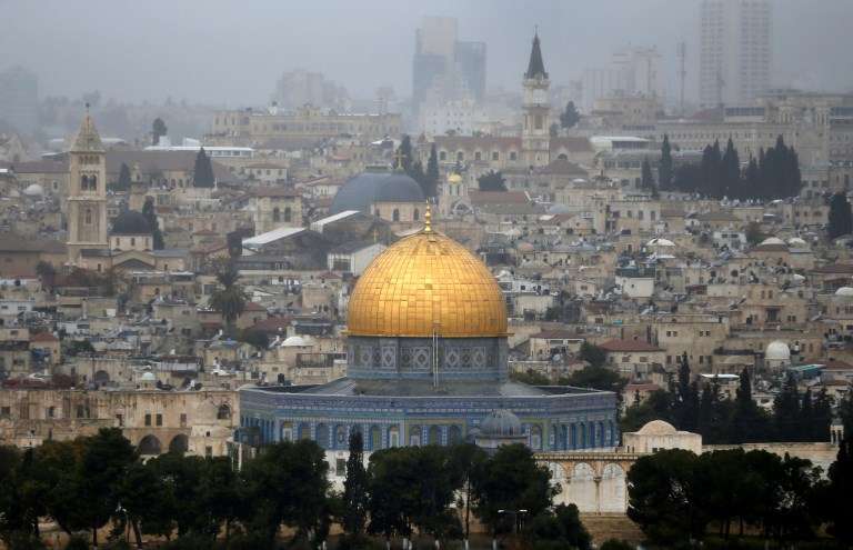 Una fotografía tomada desde el Monte de los Olivos muestra la ciudad vieja de Jerusalén con el edificio de la ocupación islámica, la Cúpula de la Roca en el centro, el 6 de diciembre de 2017. (Foto de AFP / Ahmad Gharabli)