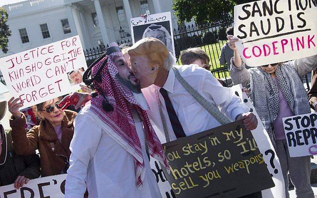 Los manifestantes vestidos como el príncipe heredero de Arabia Saudita, Mohammed bin Salman, y el presidente de los Estados Unidos, Donald Trump, pretenden besarse frente a la Casa Blanca en Washington, DC, el 19 de octubre de 2018, exigiendo justicia por el desaparecido periodista saudita Jamal Khashoggi. (Jim WATSON / AFP)