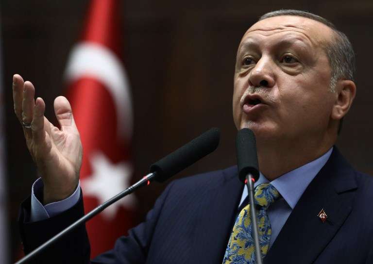 El presidente turco Tayyip Erdogan se dirige a los miembros del parlamento de su gobernante Partido AK (AKP) durante una reunión en el parlamento turco en Ankara, el 16 de octubre de 2018. (Foto de ADEM ALTAN / AFP)