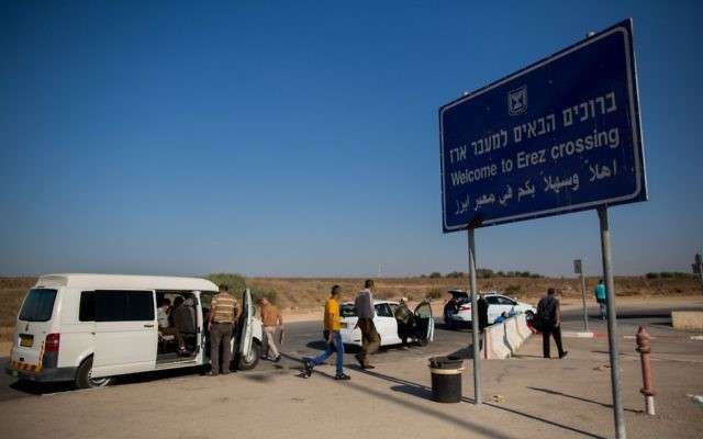 Ilustrativo: los palestinos se preparan para cruzar de Israel a la Franja de Gaza en el cruce de Erez, 3 de septiembre de 2015. (Yonatan Sindel / Flash 90)