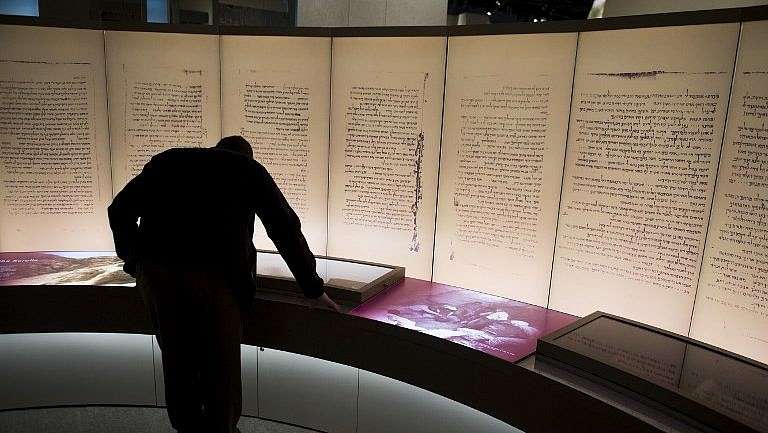 Los visitantes observan una exposición sobre los rollos del Mar Muerto durante una vista previa de los medios del nuevo Museo de la Biblia, un museo dedicado a la historia, la narrativa y el impacto de la Biblia, en Washington, DC, el 14 de noviembre de 2017. / AFP PHOTO / SAUL LOEB