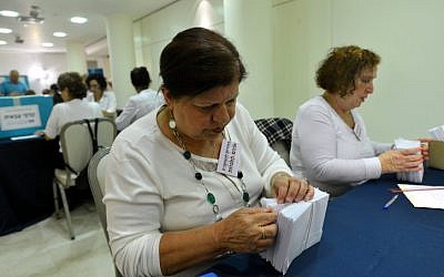 Los trabajadores cuentan los votos de los soldados de las FDI para las elecciones locales a nivel nacional en la Sala de Control del Comité Electoral en Kfar Maccabiah, Ramat Gan, el 23 de octubre de 2013. (Yossi Zeliger / FLASH90)
