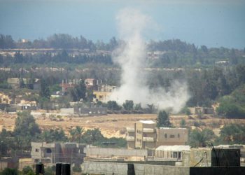Esta foto de archivo de 2015 tomada desde la frontera de Rafah, en el sur de la Franja de Gaza con Egipto, muestra humo saliendo del norte de Sinaí en Egipto mientras los militares luchan contra el Estado Islámico | Foto: AFP / Dijo Khatib