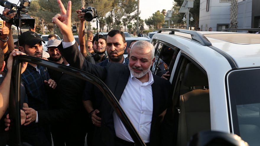 El jefe de Hamás, Ismail Haniyeh, muestra el gesto de la victoria al llegar al cruce fronterizo de Rafah, desde Egipto, después de las conversaciones de reconciliación con el movimiento Fatah, mediado por la inteligencia egipcia, en el sur de la Franja de Gaza, el 19 de septiembre de 2017. Foto de Abed Rahim Khatib / Flash90