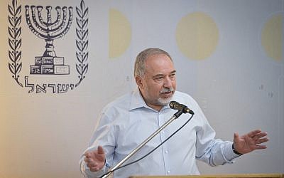 El ministro de Defensa, Avigdor Liberman, habla en una conferencia de prensa el 19 de julio de 2018. (Flash90)