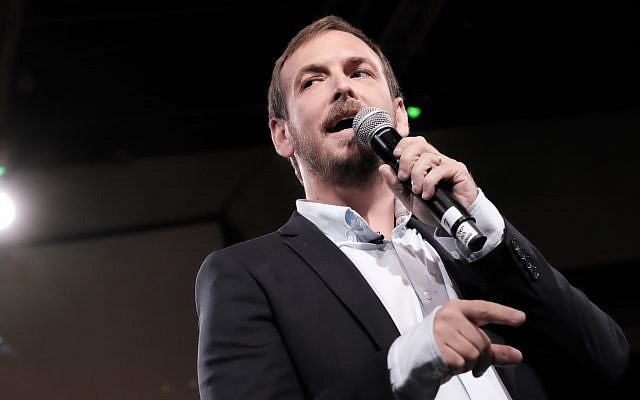 Asaf Zamir, candidate for Tel Aviv mayor, speaks at a campaign rally in Tel Aviv, on October 6, 2018. (Tomer Neuberg/FLASH90)