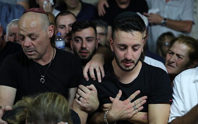 Familia y amigos asisten al funeral de Kim Levengrond Yehezkel, de 28 años, en su ciudad natal de Rosh Ha'ayin el 7 de octubre de 2018. (Yonatan Sindel / FLASH90)