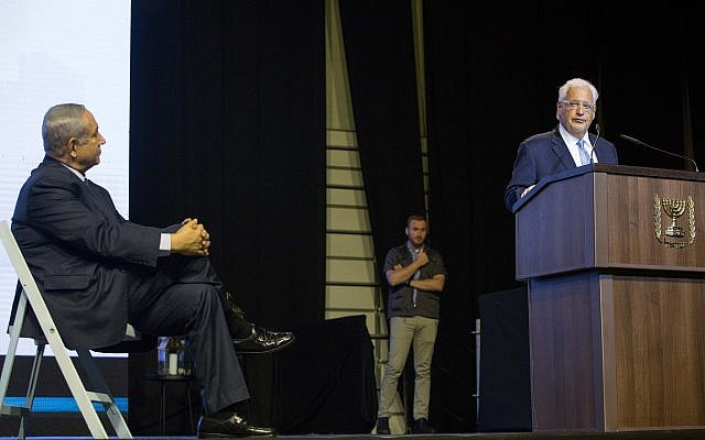 El Primer Ministro Netanyahu observa al Embajador de los Estados Unidos en Israel, David Friedman, que habla a los miembros de la prensa cristiana durante un evento en Jerusalén el 14 de octubre de 2018. (Yonatan Sindel / Flash90)