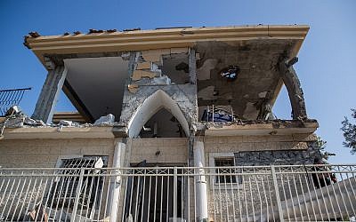 Fuerzas de seguridad israelíes en el lugar donde un edificio fue alcanzado por un cohete disparado desde la Franja de Gaza en la ciudad de Beersheba, sur de Israel, el 17 de octubre de 2018. (Yonatan Sindel / Flash90)