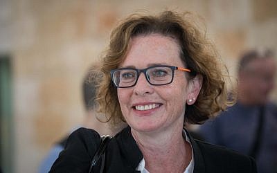 Einat Kalisch Rotem llega a una audiencia en la Corte Suprema de Jerusalén el 22 de octubre de 2018, sobre su descalificación para postularse para alcalde en Haifa en las próximas elecciones. (Yonatan Sindel / Flash90)