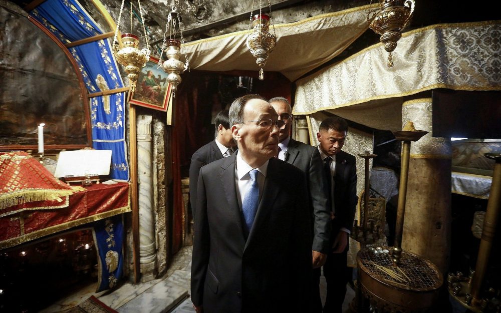 El vicepresidente de China, Wang Qishan, visita la Iglesia de la Natividad en la ciudad de Belén, Cisjordania, el 23 de octubre de 2018. (Wisam Hashlamoun / Flash90)