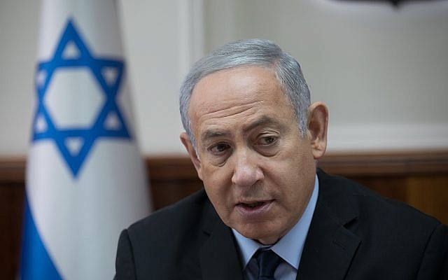 El primer ministro Benjamin Netanyahu dirige la conferencia semanal del gobierno en la oficina del primer ministro en Jerusalén el 28 de octubre de 2018. (Ohad Zwigenberg / YEDIOTH AHRONOTH) / Flash90)