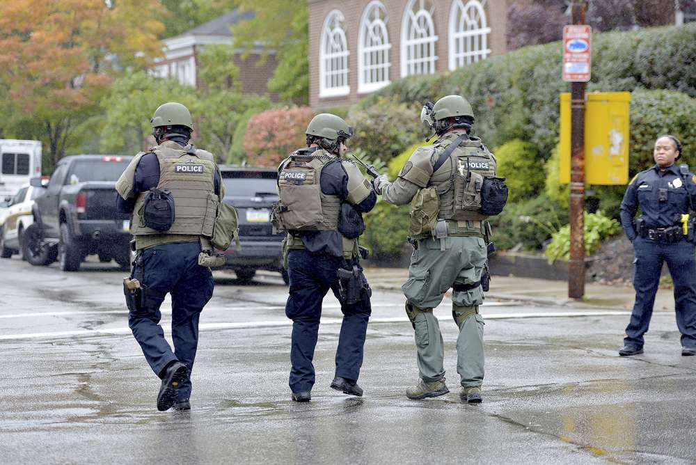 La policía responde a una situación de tirador activo en la sinagoga Tree of Life en la avenida Wildins en el vecindario de Squirrel Hill en Pittsburgh, Pensilvania, el sábado 27 de octubre de 2018. (Pam Panchak / Pittsburgh Post-Gazette vía AP)