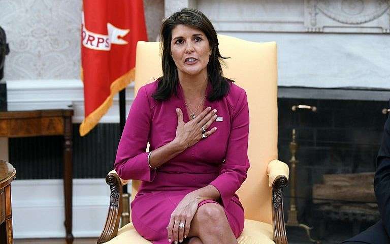 Nikki Haley, el embajador de Estados Unidos ante las Naciones Unidas, habla durante una reunión con el presidente estadounidense Donald Trump en la Oficina Oval en la Casa Blanca el 9 de octubre de 2018. (AFP Photo / Olivier Douliery)