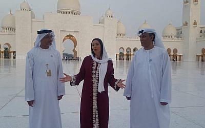 Miri Regev, centro, visitando la Gran Mezquita Sheikh Zayed en Abu Dhabi con funcionarios de los Emiratos Árabes Unidos el 29 de octubre de 2018. (Cortesía de Chen Kedem Maktoubi)