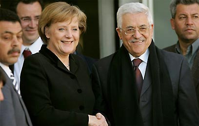 Merkel y Abbas (foto de archivo) (Foto: AP)
