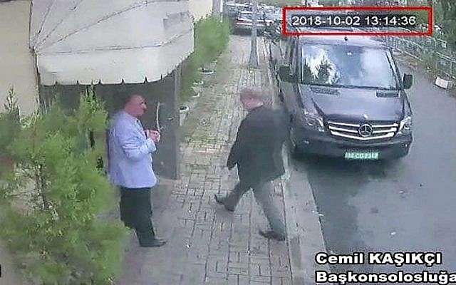 Esta imagen tomada del video de CCTV obtenido por el periódico turco Hurriyet afirma que el periodista saudita Jamal Khashoggi ingresa al consulado de Arabia Saudita en Estambul, el 2 de octubre de 2018. (CCTV / Hurriyet vía AP)