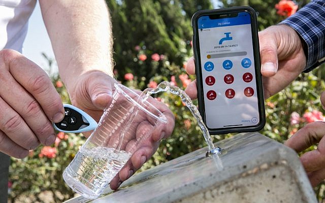 Lishtot Detection Ltd. ha desarrollado su TestDrop, un dispositivo y aplicación similar a una cadena que detecta contaminantes en el agua (Olivier Fitussi para Lishtot)