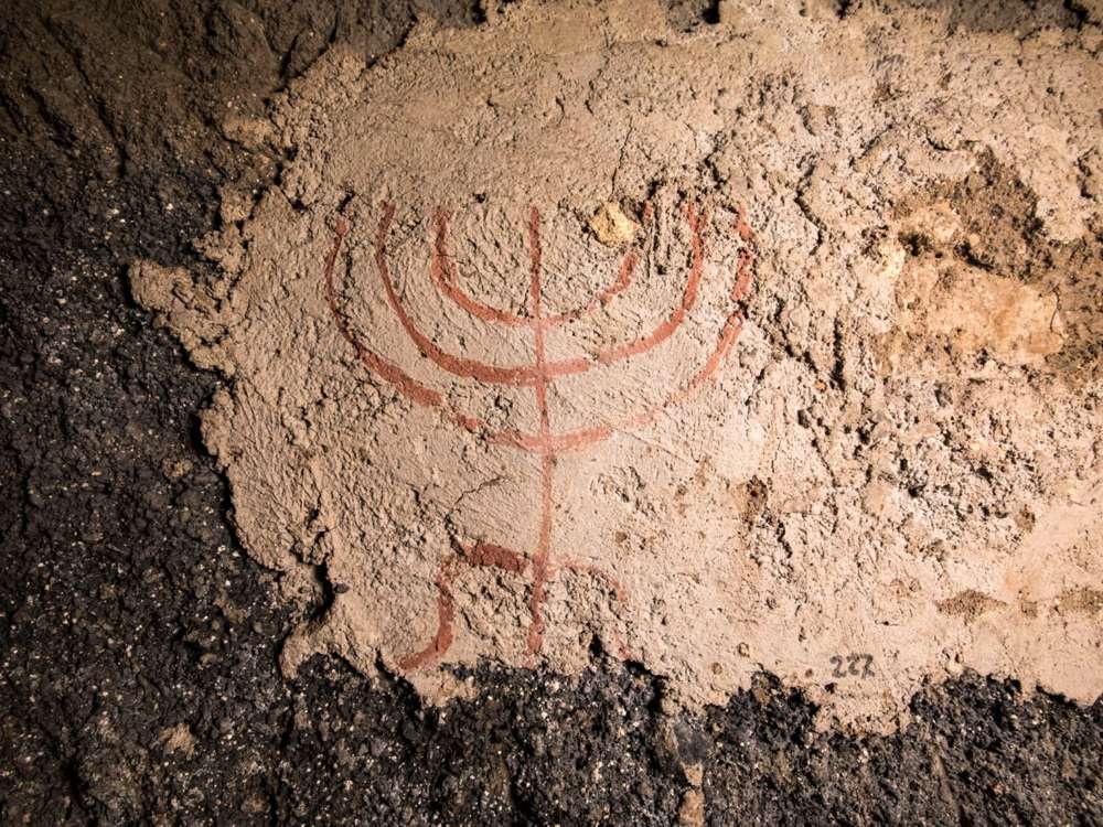 Motivo de la menorá en la catacumba judía de 2,000 años debajo de Villa Torlonia, Roma Jacopo Brogioni, archivo de Cortesía Yuval Baruch.