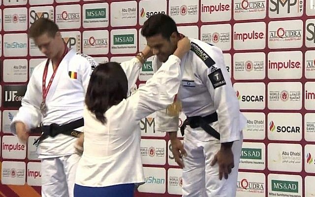 La ministra de Cultura y Deportes, Miri Regev, en el centro, presenta una medalla de oro a la israelí Sagi Muki luego de su victoria en la competencia de la Federación Internacional de Judo en Abu Dhabi, el 28 de octubre de 2018. (Federación Internacional de Judo)