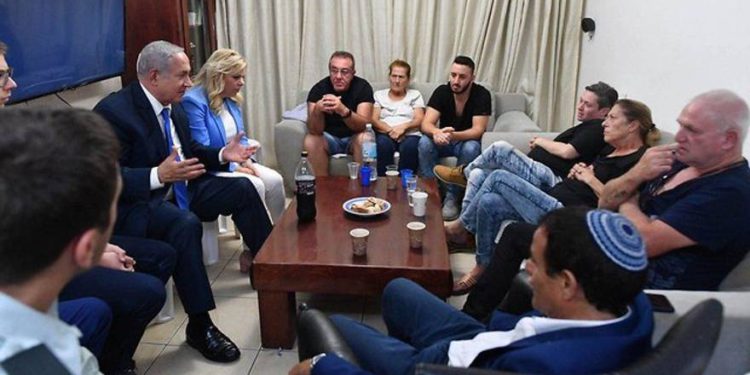 Netanyahu visita a familias de las víctimas del ataque de Barkan