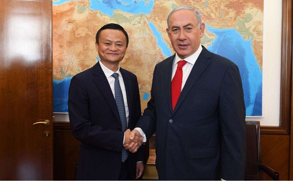 El primer ministro Benjamin Netanyahu (R) le da la mano al fundador de Alibaba, Jack Ma, el 2 de mayo de 2018. (Haim Tzach / GPO)