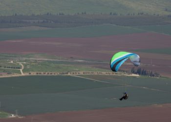 Helicópteros de la Fuerza Aérea enviados a Caesarea debido a parapentes no autorizados