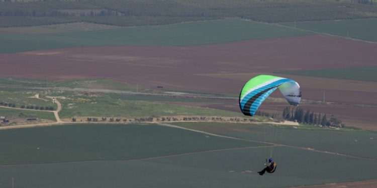 Helicópteros de la Fuerza Aérea enviados a Caesarea debido a parapentes no autorizados