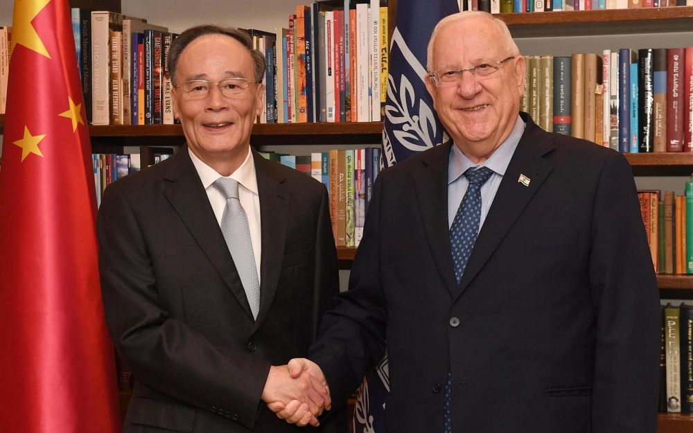 El presidente Reuven Rivlin (R) se reúne con el vicepresidente chino Wang Qishan en su residencia oficial en Jerusalén el 23 de octubre de 2018. (Mark Neiman / GPO)