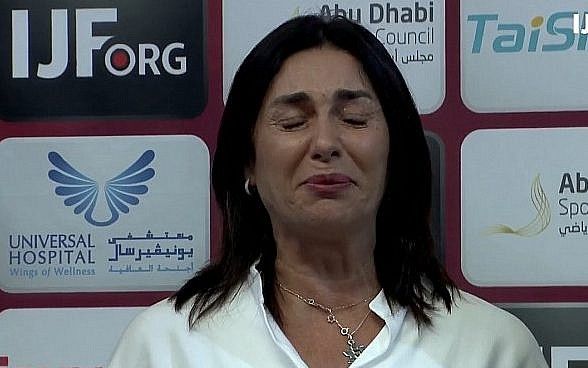 Captura de pantalla del video de la Ministra de Cultura y Deportes, Miri Regev, mientras se reproduce el himno nacional de Israel luego de una victoria por la medalla de oro en una competencia internacional de judo en Abu Dhabi, 28 de octubre de 2018. (Federación Internacional de Judo)