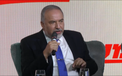 El ministro de Defensa, Avigdor Liberman, habla en el escenario, en la conferencia de Maariv en Jerusalén, el 15 de octubre de 2018. (Captura de pantalla)