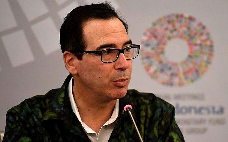 El secretario del Tesoro de EE. UU., Steven Mnuchin, se dirige a una conferencia de prensa al margen de las reuniones anuales del FMI / BM en Nusa Dua, Bali, 13 de octubre de 2018. (Goh Chai Hin / AFP)