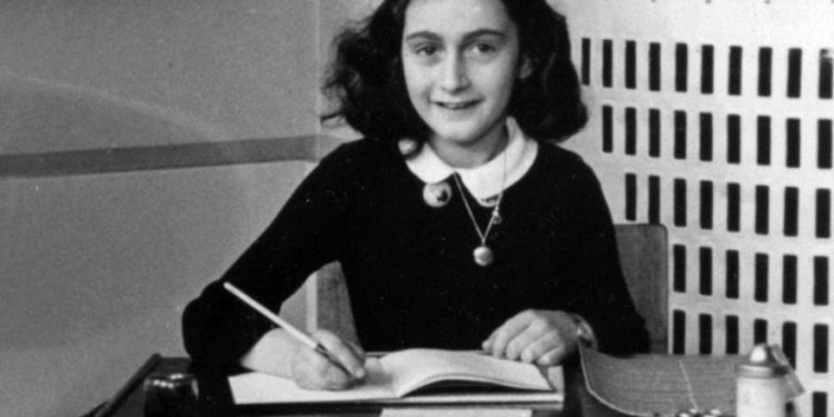 Centro Wiesenthal insta que se elimine nombre de Ana Frank de ONG que invitó a divulgador antisemita