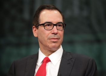 El secretario del Tesoro Steven Mnuchin participa en una entrevista durante la serie "The Prospects for Tax Reform" de The Hill's Newsmaker en el Newseum, 26 de abril de 2017, en Washington, DC. Chip Somodevilla — Getty Images