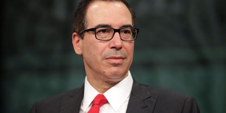 El secretario del Tesoro Steven Mnuchin participa en una entrevista durante la serie "The Prospects for Tax Reform" de The Hill's Newsmaker en el Newseum, 26 de abril de 2017, en Washington, DC. Chip Somodevilla — Getty Images