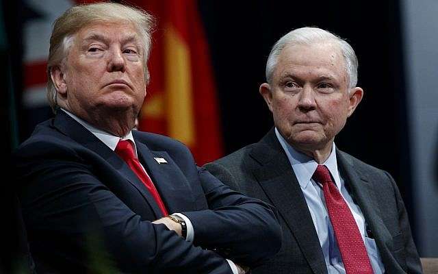 En esta foto de archivo del 15 de diciembre de 2017, el presidente Donald Trump se sienta con el fiscal general Jeff Sessions durante la ceremonia de graduación de la Academia Nacional del FBI en Quantico, Virginia (AP / Evan Vucci)