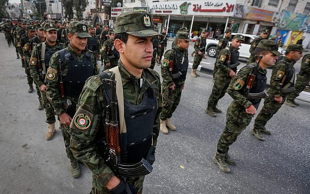 Tropas de seguridad palestinas en Hebrón, 14 de noviembre de 2017. (Wisam Hashlamoun / Flash90)