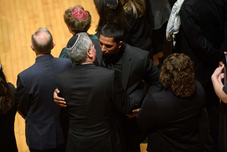 Wasi Mohamed, el director ejecutivo del Centro Islámico de Pittsburgh, es abrazado por un rabino después de un servicio para honrar y llorar a las víctimas de los disparos masivos en la Sinagoga del Árbol de la Vida el 28 de octubre de 2018 en Pittsburgh, Pensilvania. (Jeff Swensen / Getty Images / AFP)