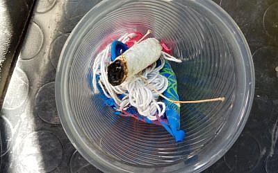 Restos de globos incendiarios encontrados en el Valle de la Cruz de Jerusalén el 11 de octubre de 2018. (Policía de Israel)