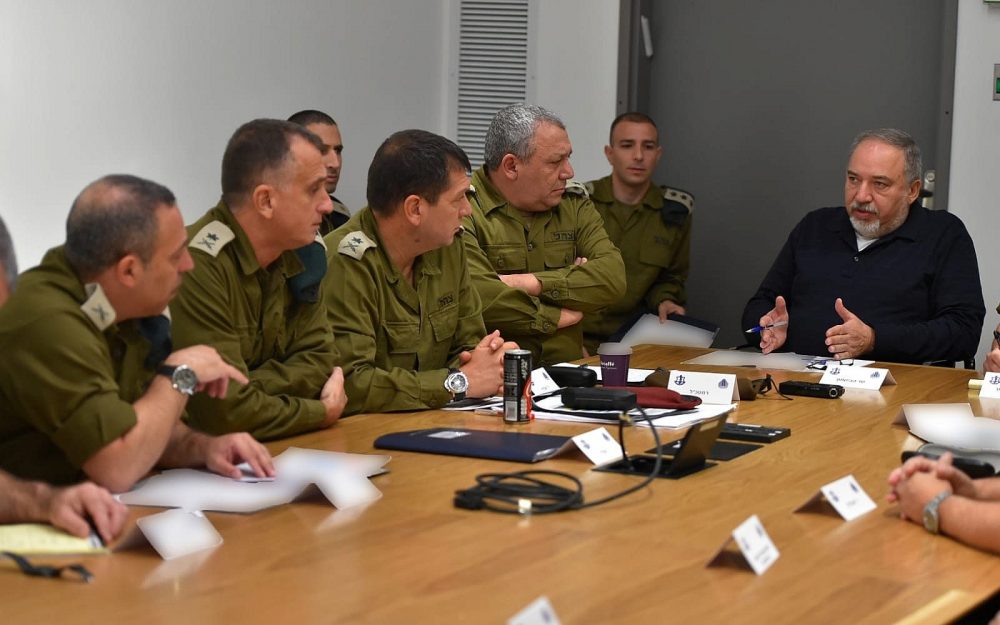 El Ministro de Defensa Avigdor Liberman se reúne con el Jefe de Estado Mayor de las FDI, Gadi Eisenkot, y otros oficiales militares de alto rango en la sede de las Fuerzas de Defensa de Israel en Tel Aviv el 27 de octubre de 2018. (Ariel Hermoni / Ministerio de Defensa)