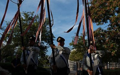 La División de Gaza de las FDI revela una nueva alabanza que recibió durante una ceremonia en su sede en Reim, cerca de la frontera de Gaza, el 10 de octubre de 2018. (Fuerzas de Defensa de Israel)